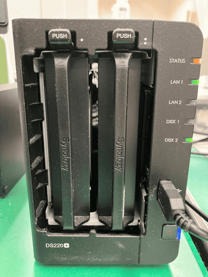 Synology NAS DS220+の前面のふたを交換のために外した状態。