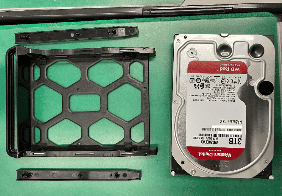 ディスクをSynology NASから引き抜いてソケットから外します。