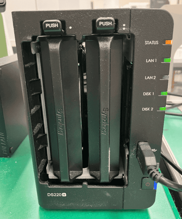 新しいHDDにソケットを取り付けて向きを間違えないようにしてNASに挿入します。